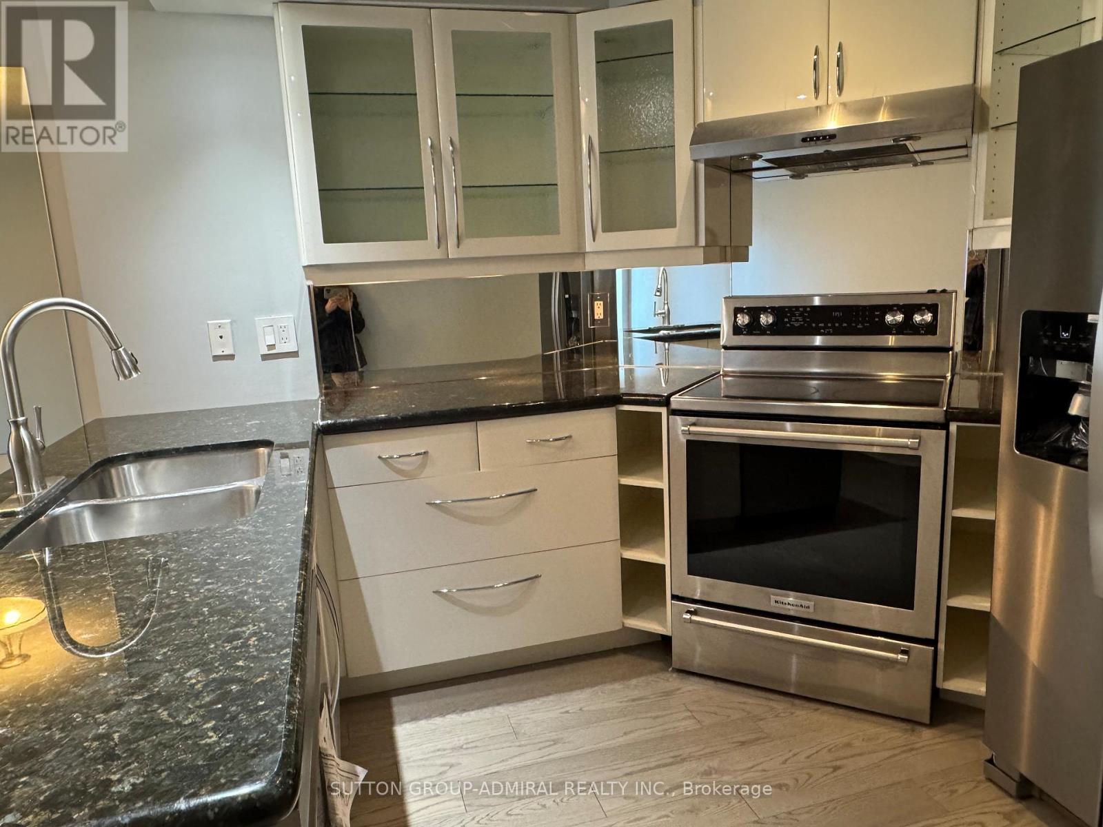 Photo 3 of 905 909 Bay Street, Toronto ON