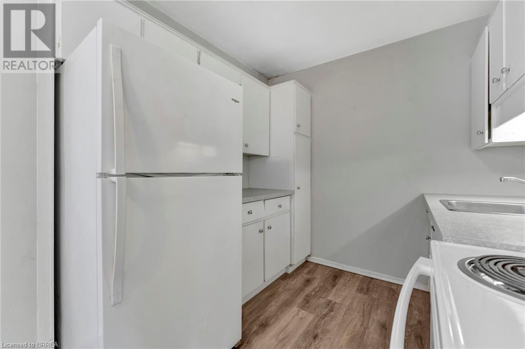 Photo 14 of 16 East Avenue, Brantford ON