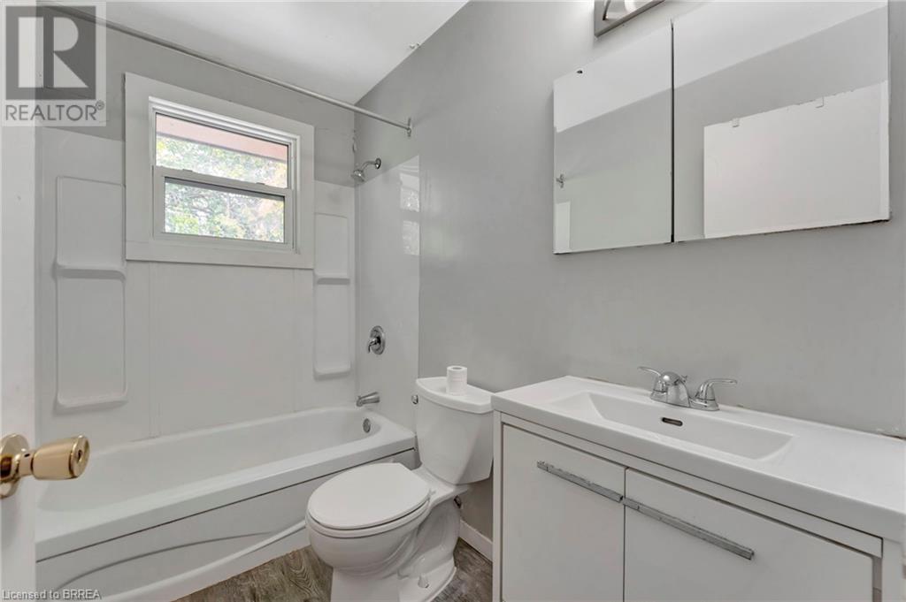 Photo 17 of 16 East Avenue, Brantford ON