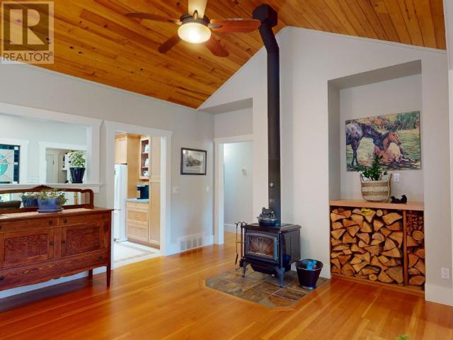 7111 BAKER STREET, Powell River