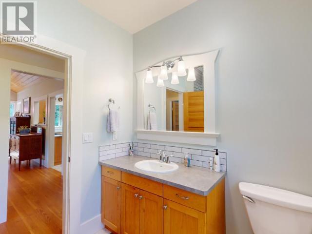 7111 BAKER STREET, Powell River