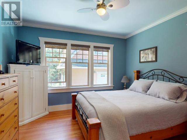 7111 BAKER STREET, Powell River