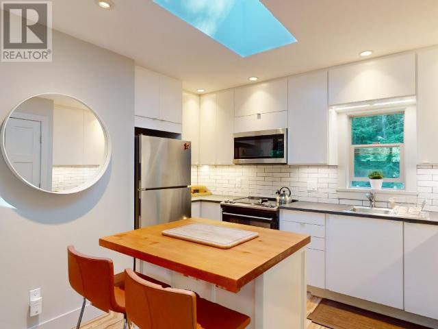 7111 BAKER STREET, Powell River