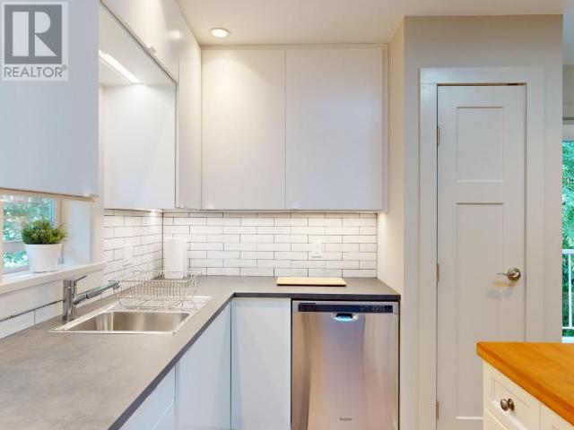 7111 BAKER STREET, Powell River
