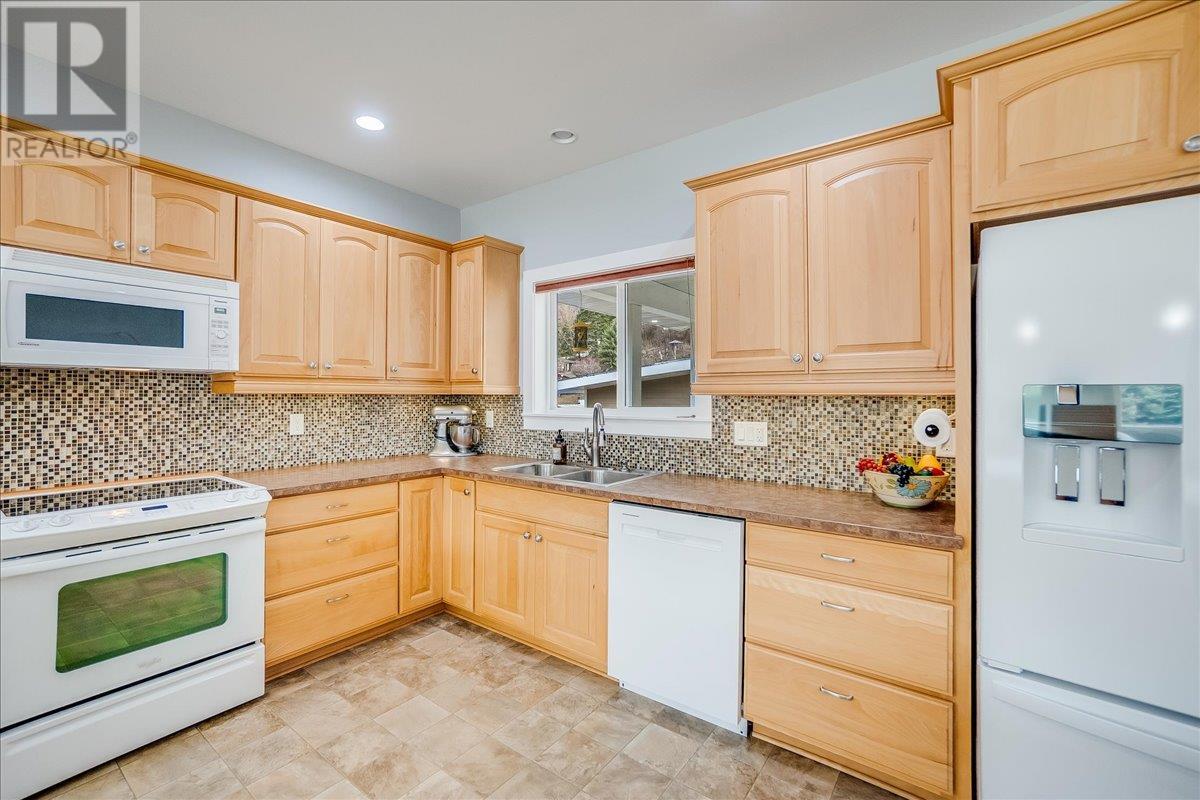8480 Highway 22A, Trail