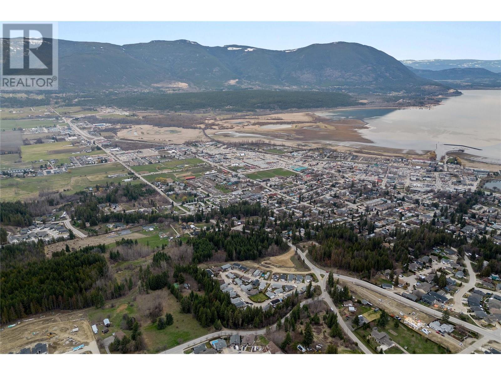 Photo 10 of 1291 10 Street Se, Salmon Arm BC