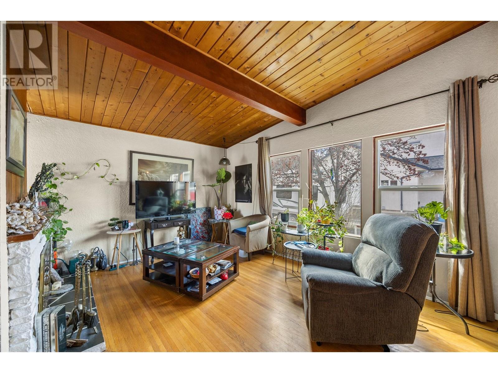 2556 / 2558 VALLEYVIEW DRIVE - Image 3