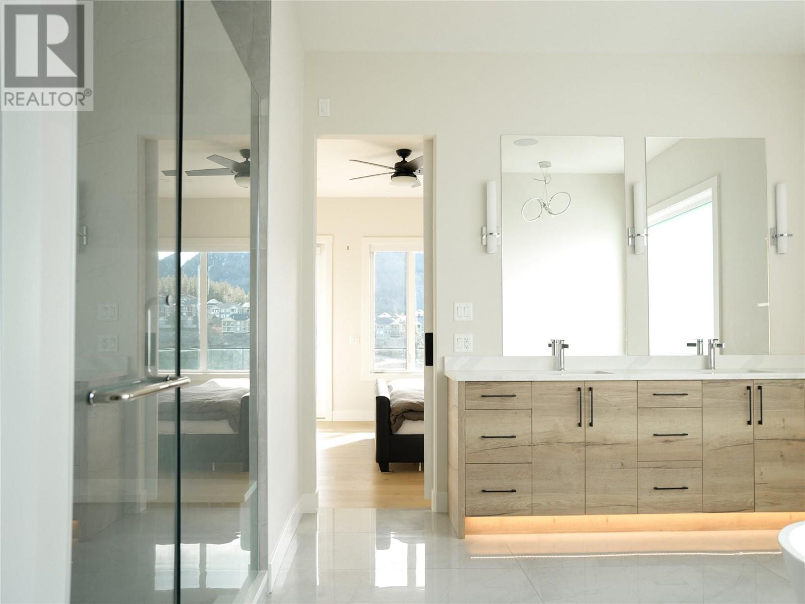  873 Royal Troon Lane, Kelowna