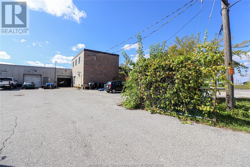 Photo 4 of 2130 South Pacific Avenue, Windsor ON