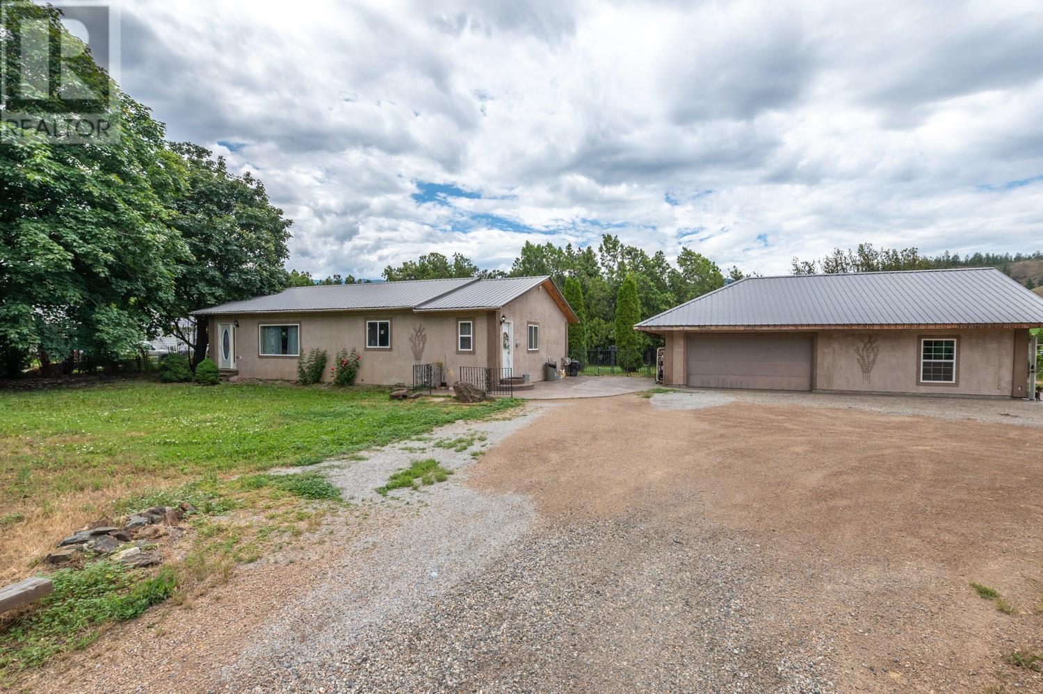 7952 97 Highway, Oliver