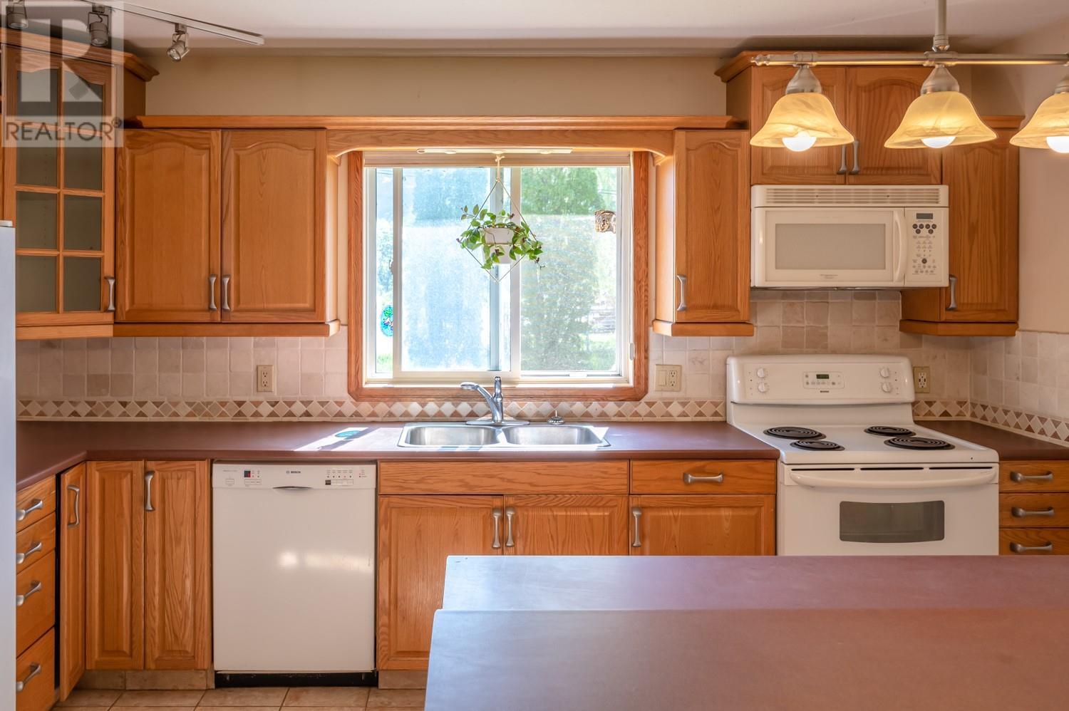 7952 97 Highway, Oliver
