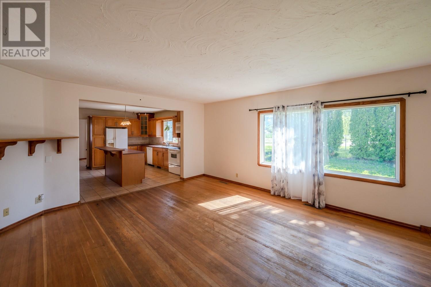 7952 97 Highway, Oliver