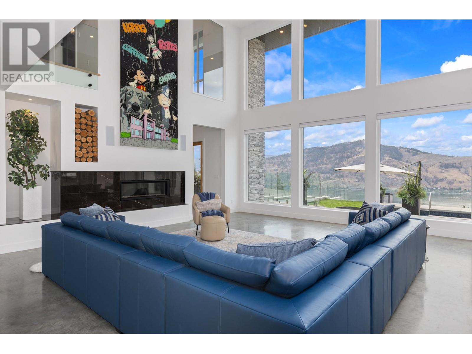  112 Sunset Boulevard, Vernon