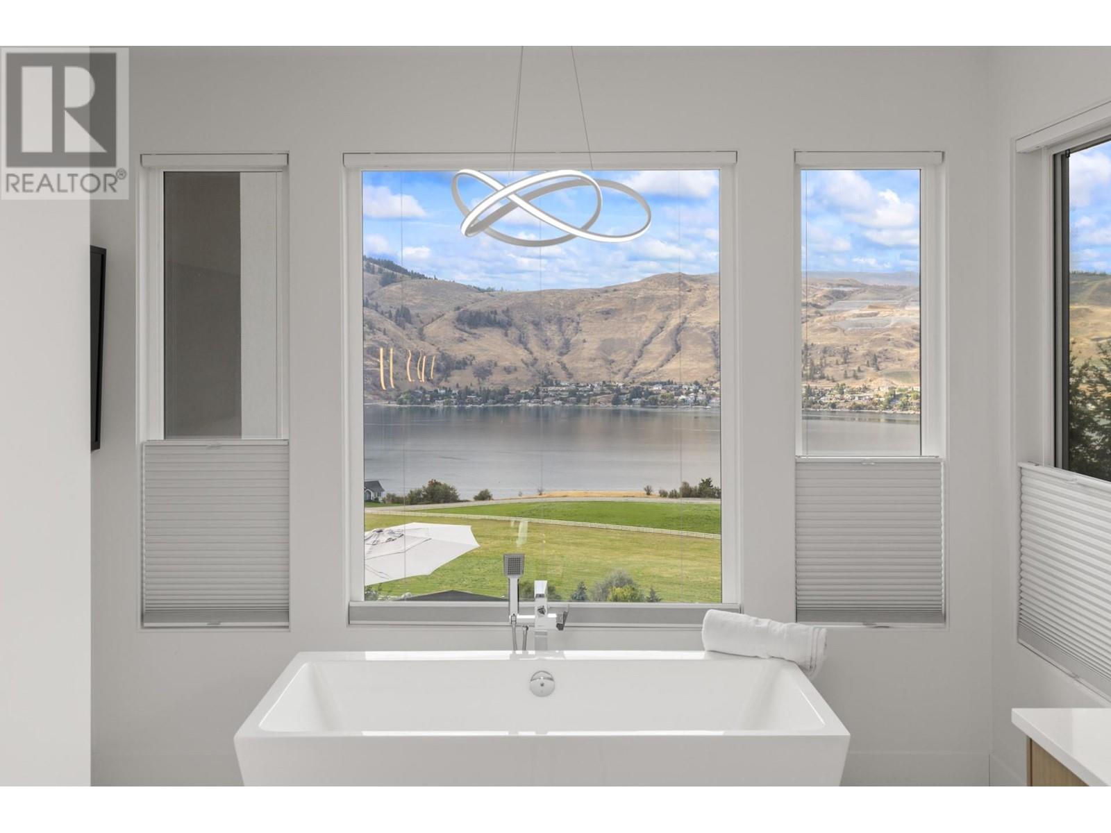  112 Sunset Boulevard, Vernon