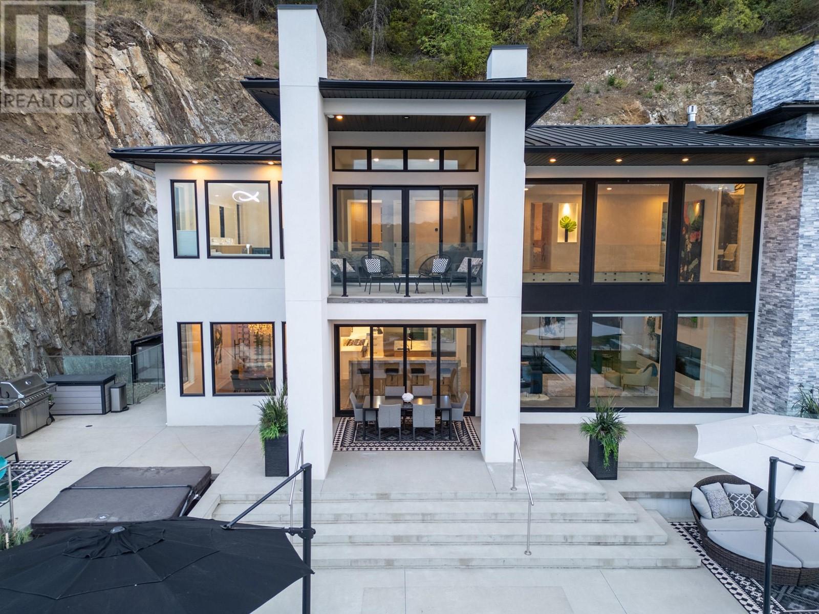  112 Sunset Boulevard, Vernon