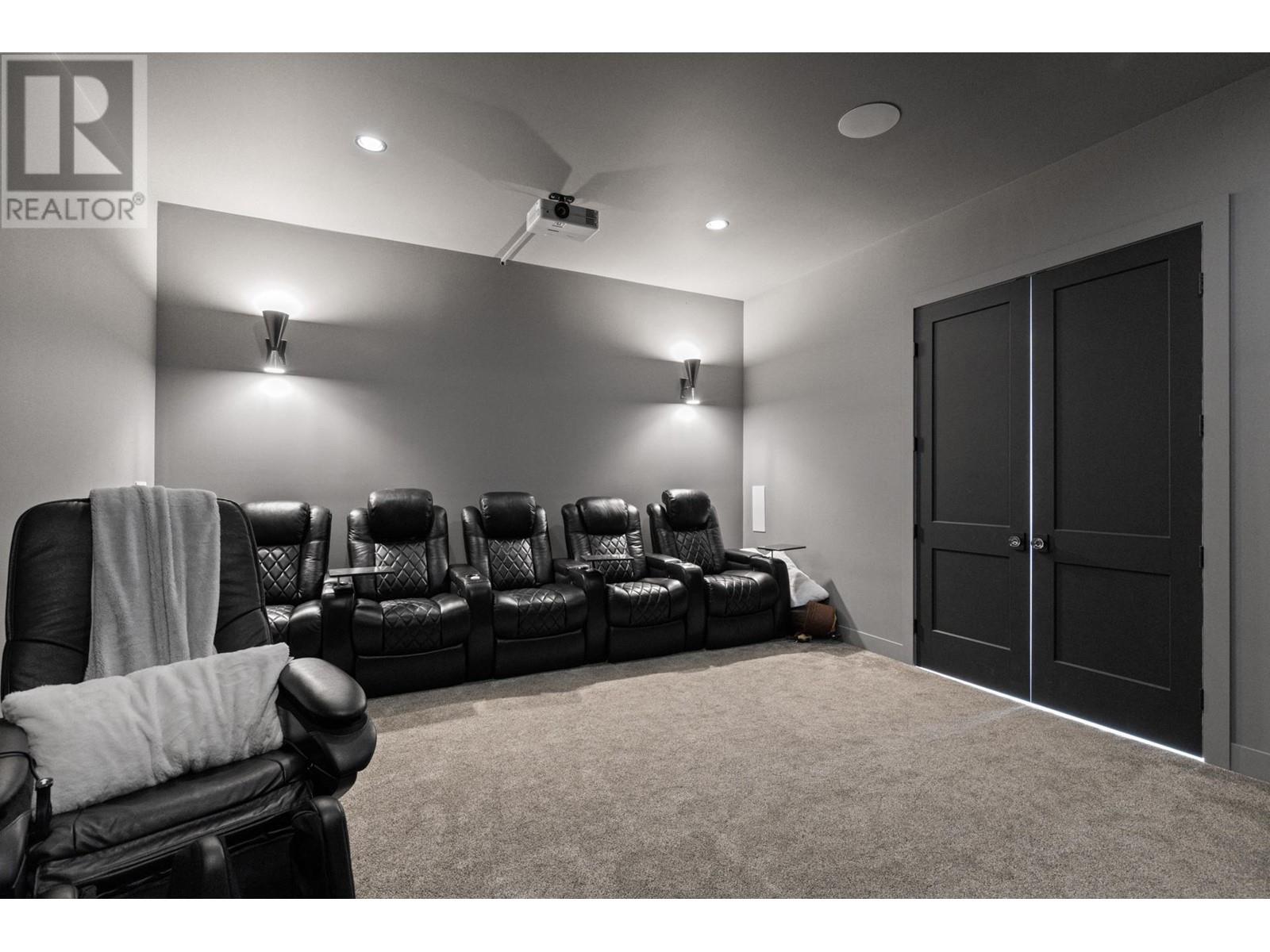  112 Sunset Boulevard, Vernon