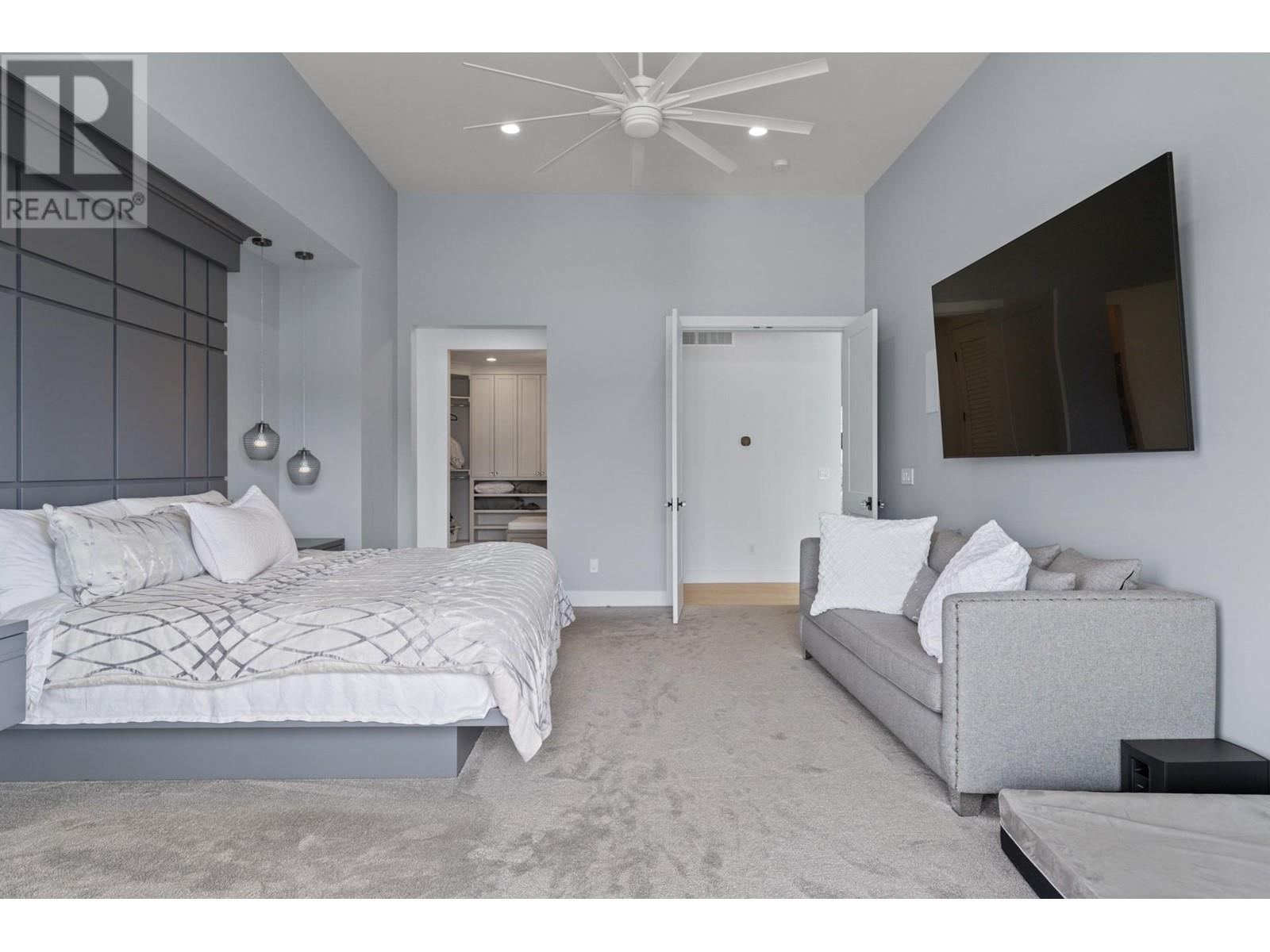  112 Sunset Boulevard, Vernon