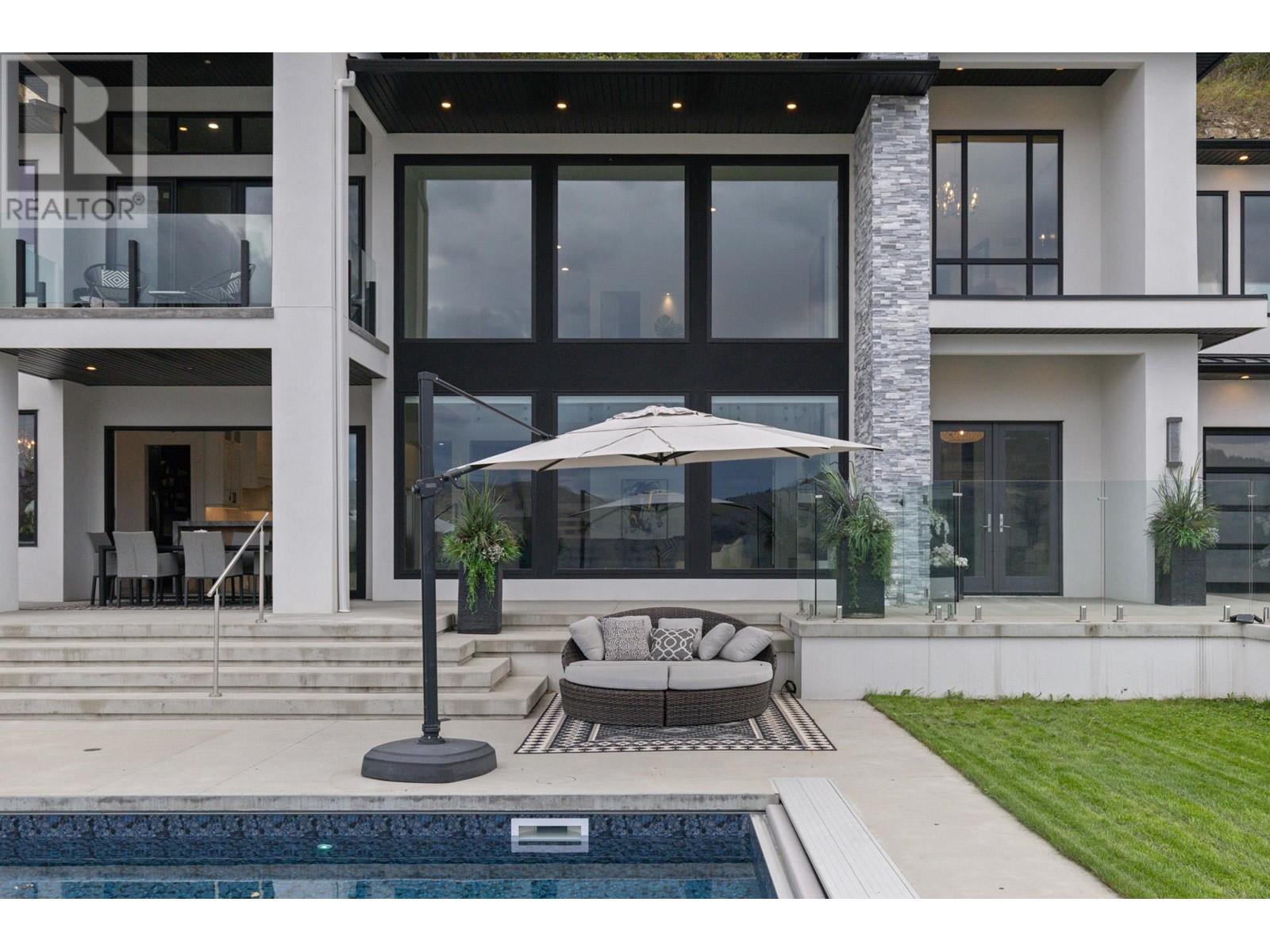  112 Sunset Boulevard, Vernon