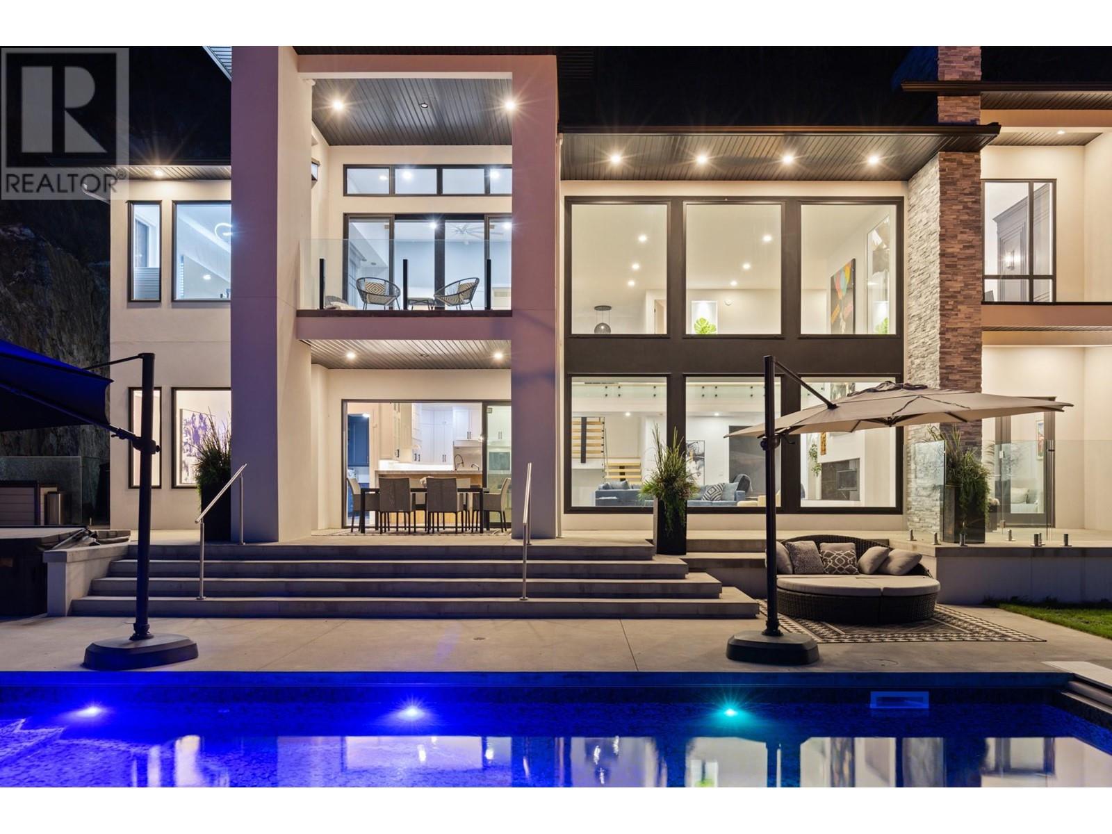  112 Sunset Boulevard, Vernon