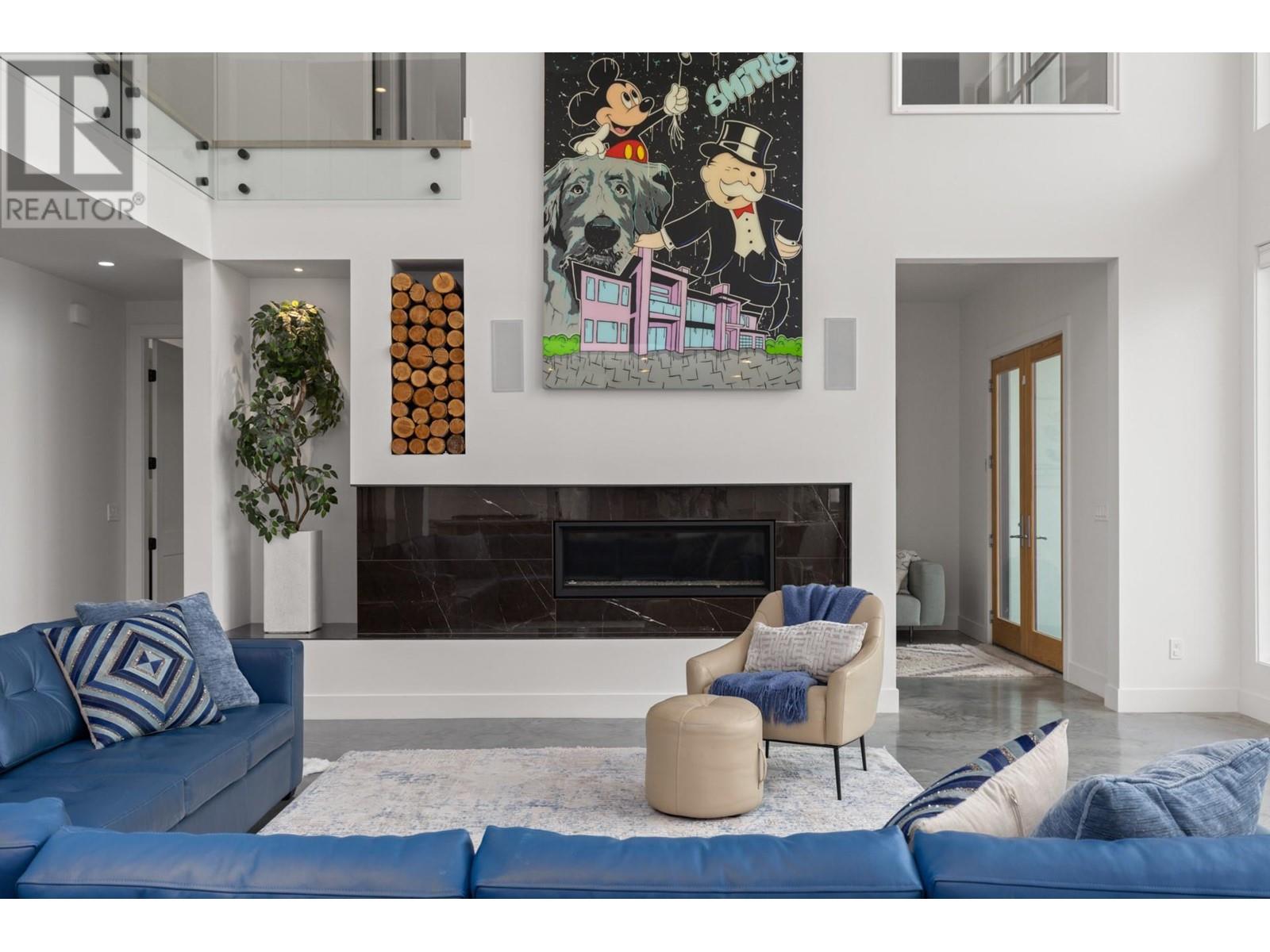  112 Sunset Boulevard, Vernon