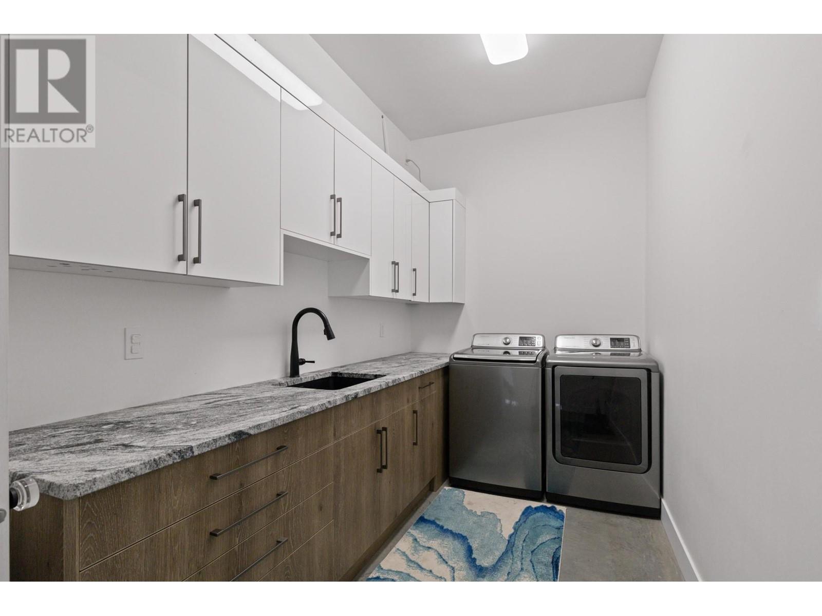  112 Sunset Boulevard, Vernon