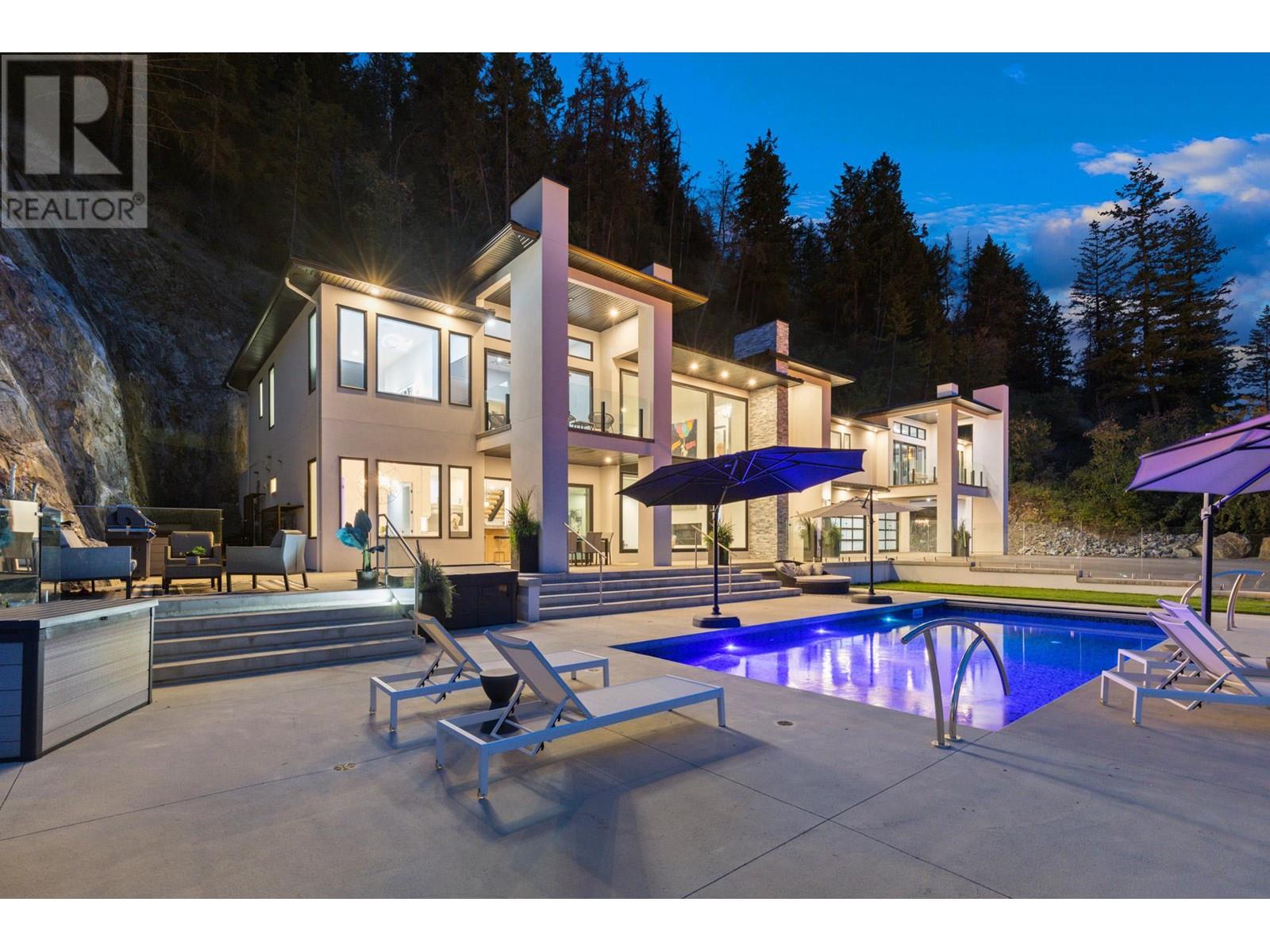  112 Sunset Boulevard, Vernon