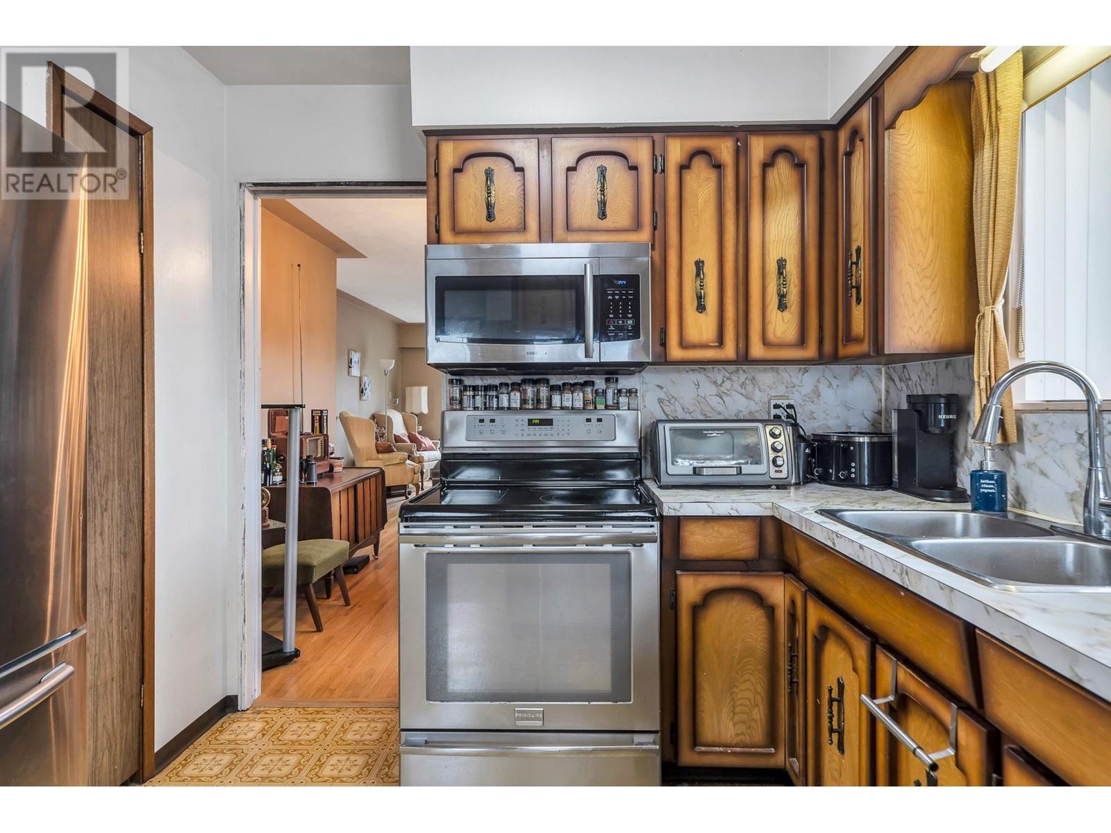2431 PARKER STREET, Vancouver