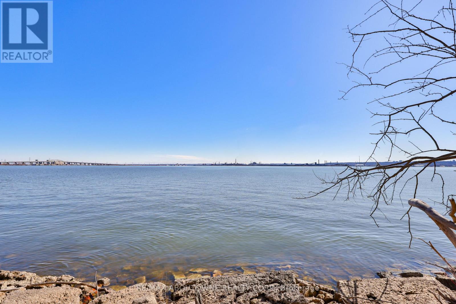 Photo 31 of 270 North Shore Boulevard E, Burlington ON