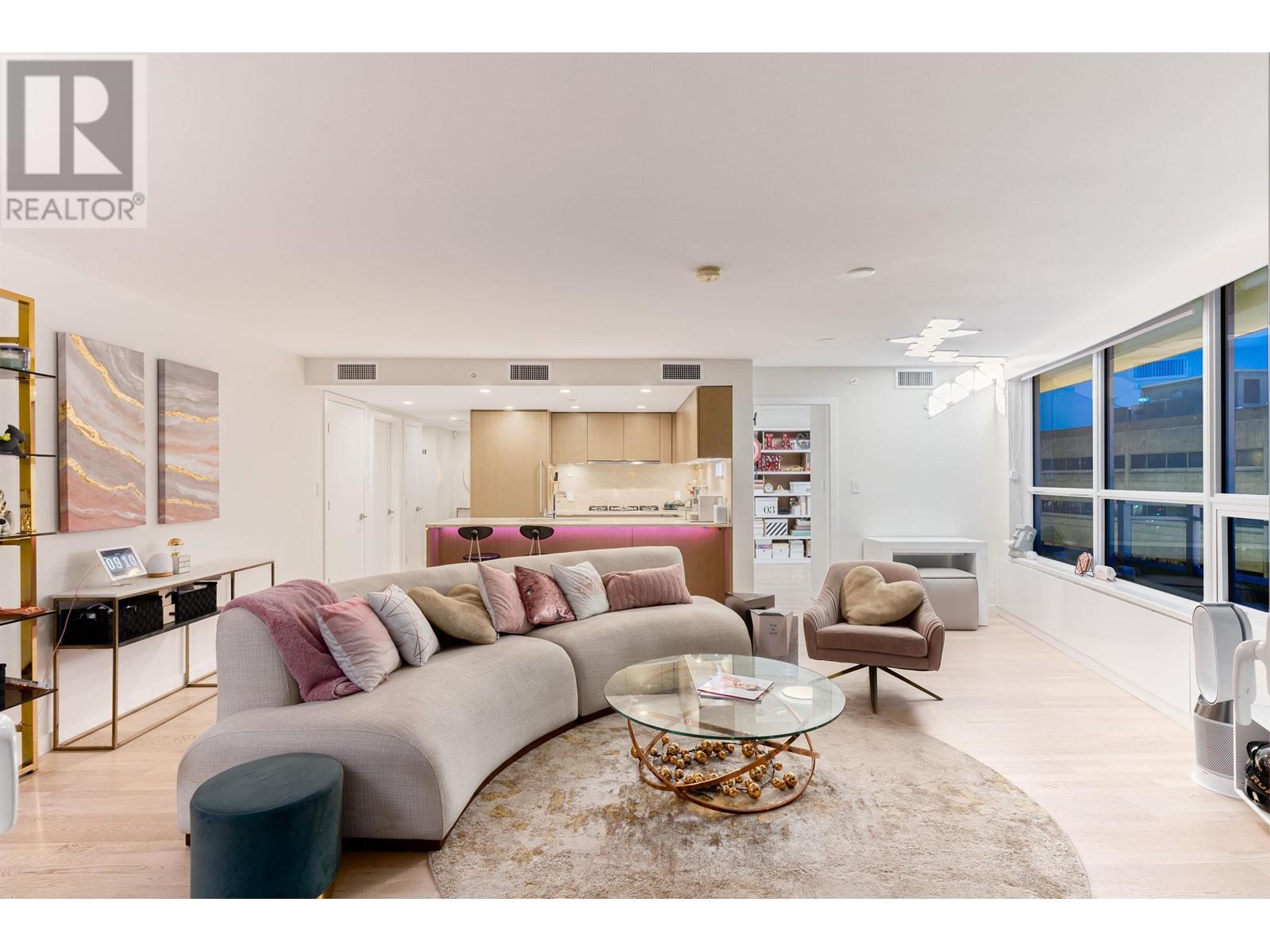 306 112 E 13TH STREET, North Vancouver