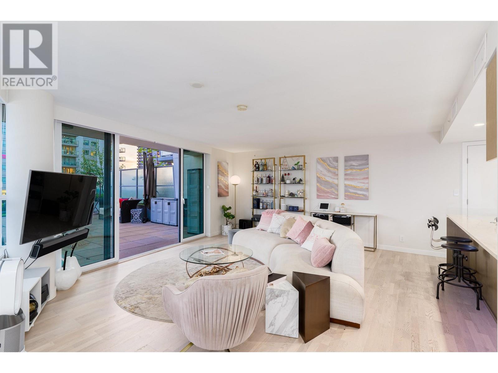 306 112 E 13TH STREET, North Vancouver