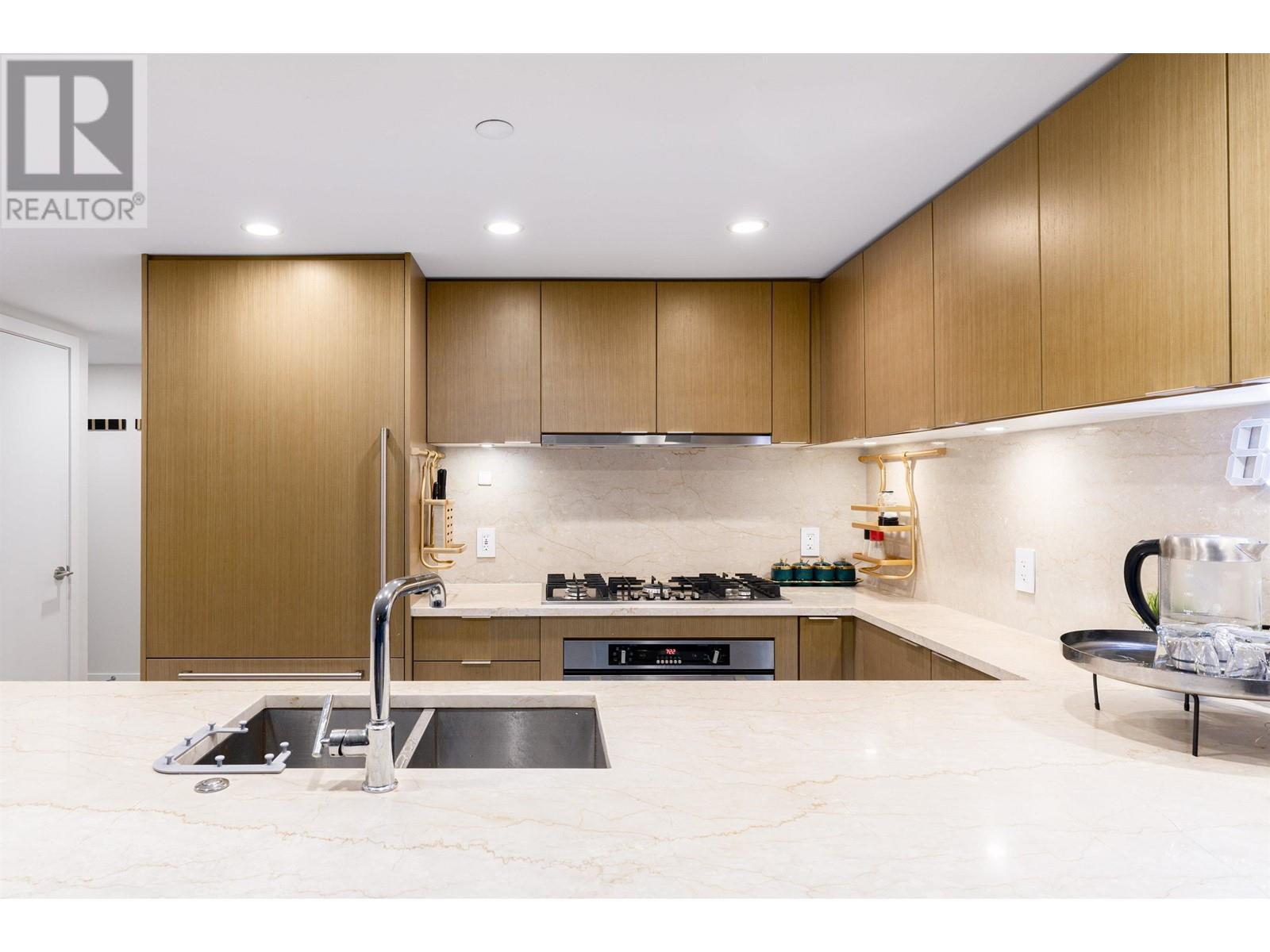 306 112 E 13TH STREET, North Vancouver