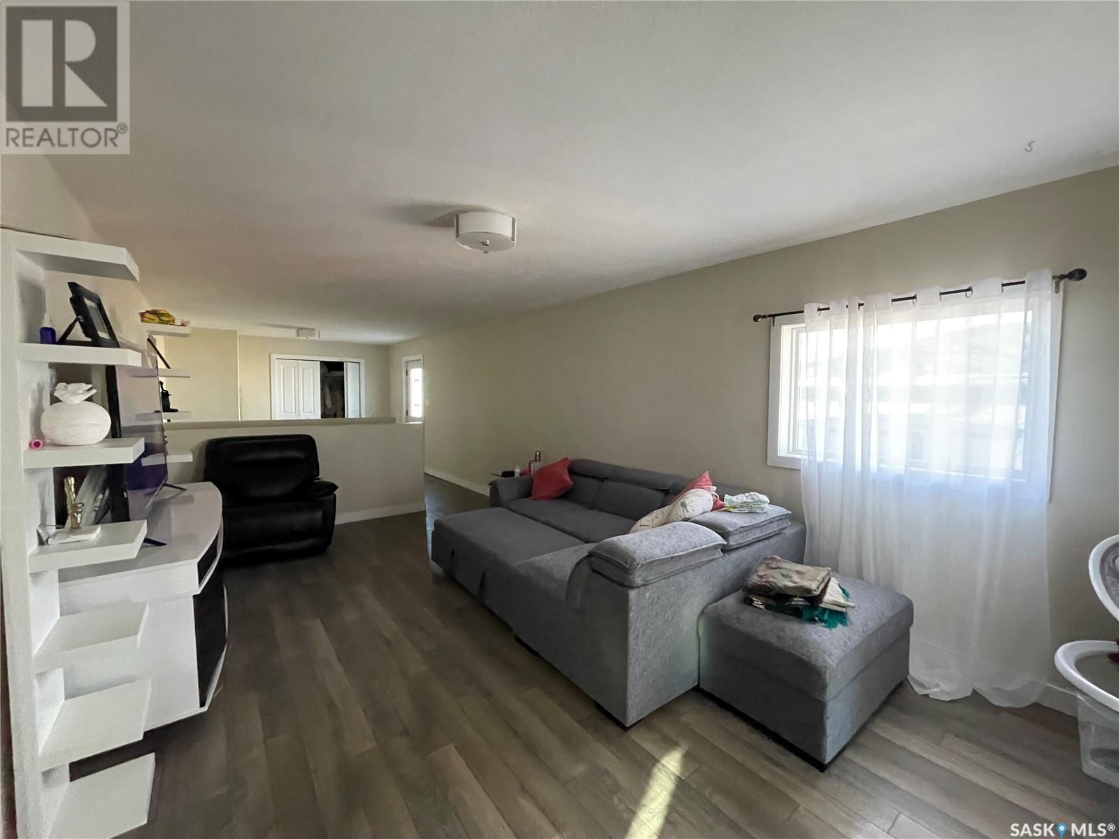 Photo 3 of 431 Vaughan Street W, Moose Jaw SK