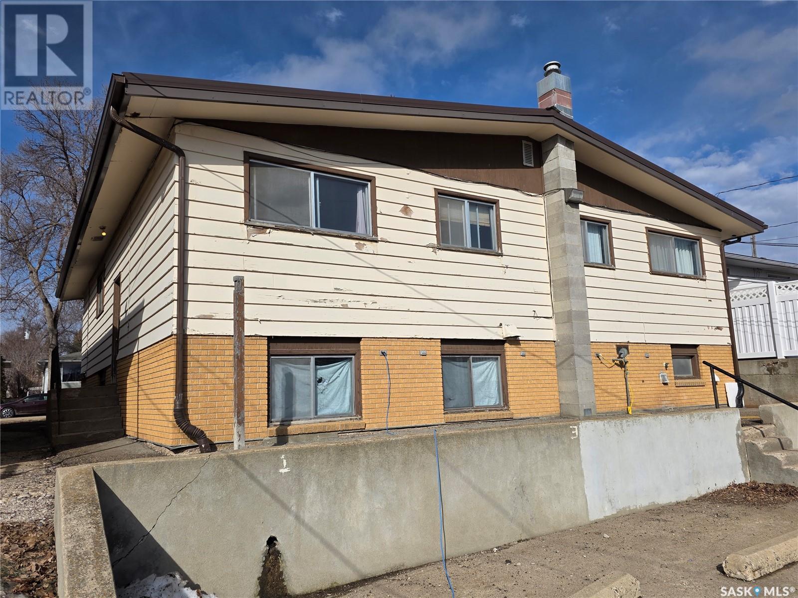 Multi-family House Low rise for Sale in  th AVENUE NW Swift Current 