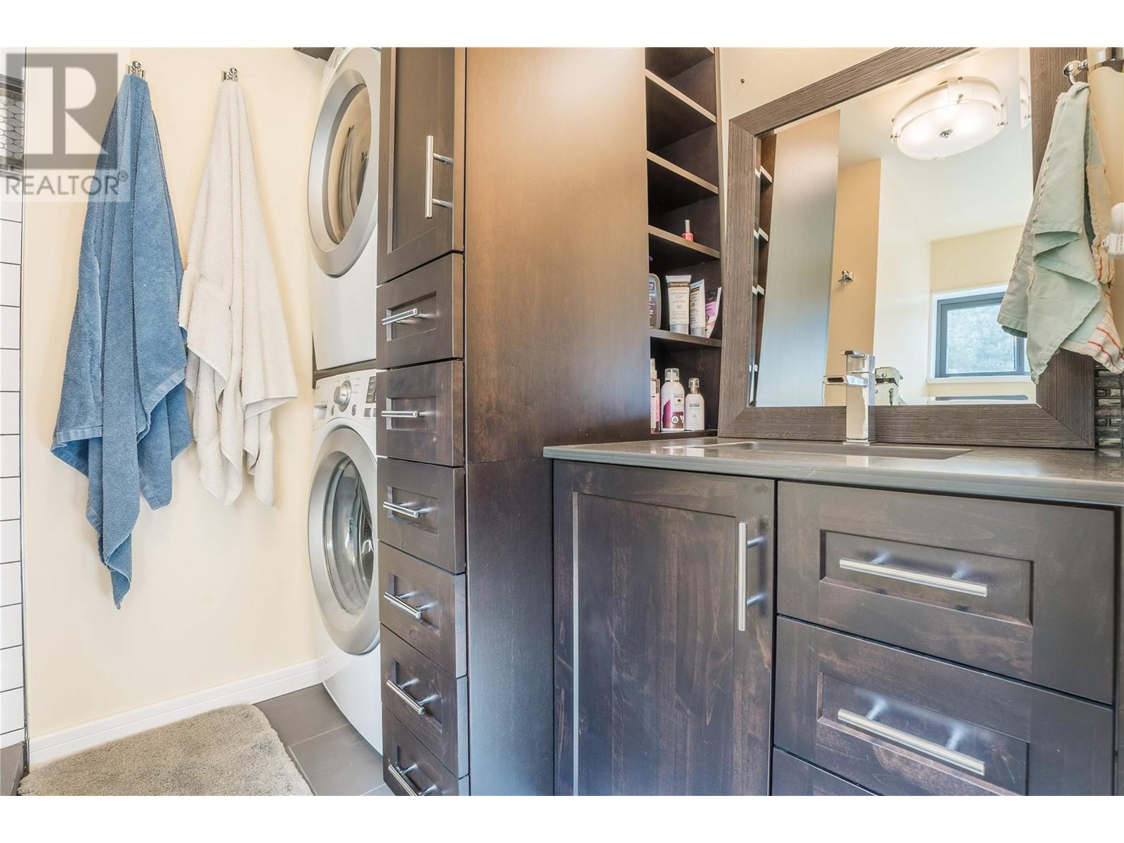  19279 Lakeshore Drive North, Summerland