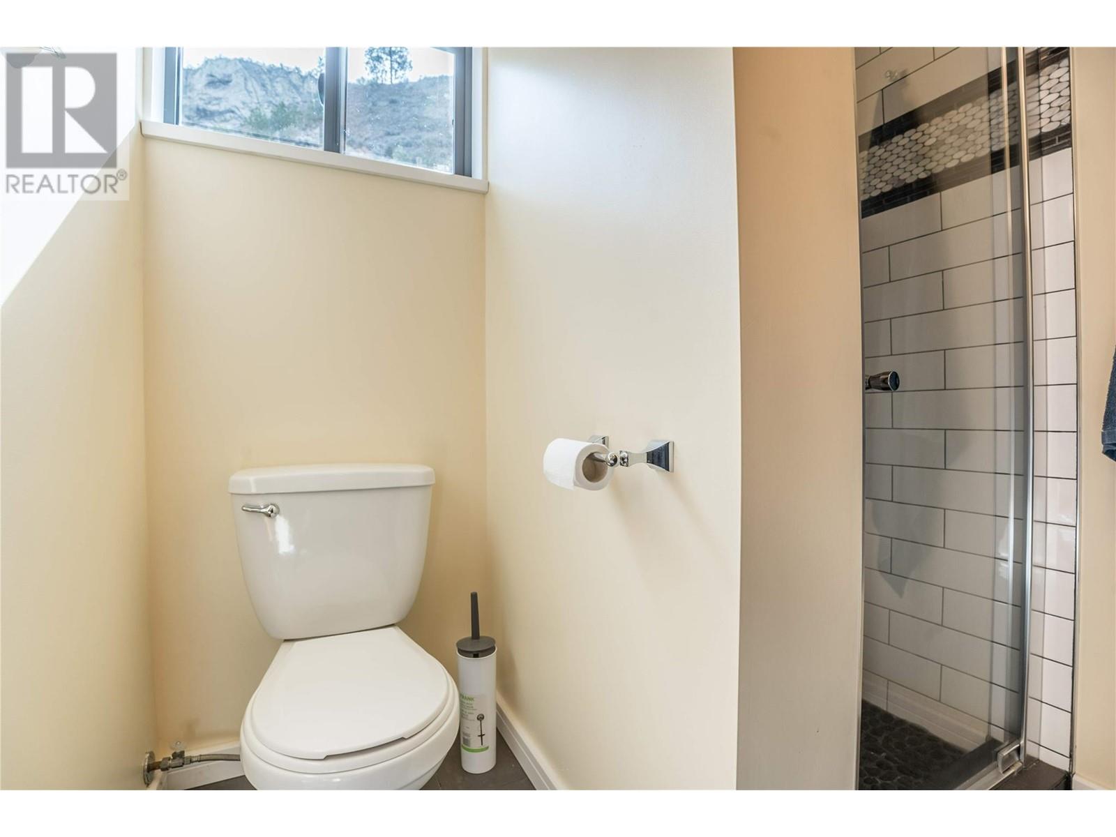  19279 Lakeshore Drive North, Summerland