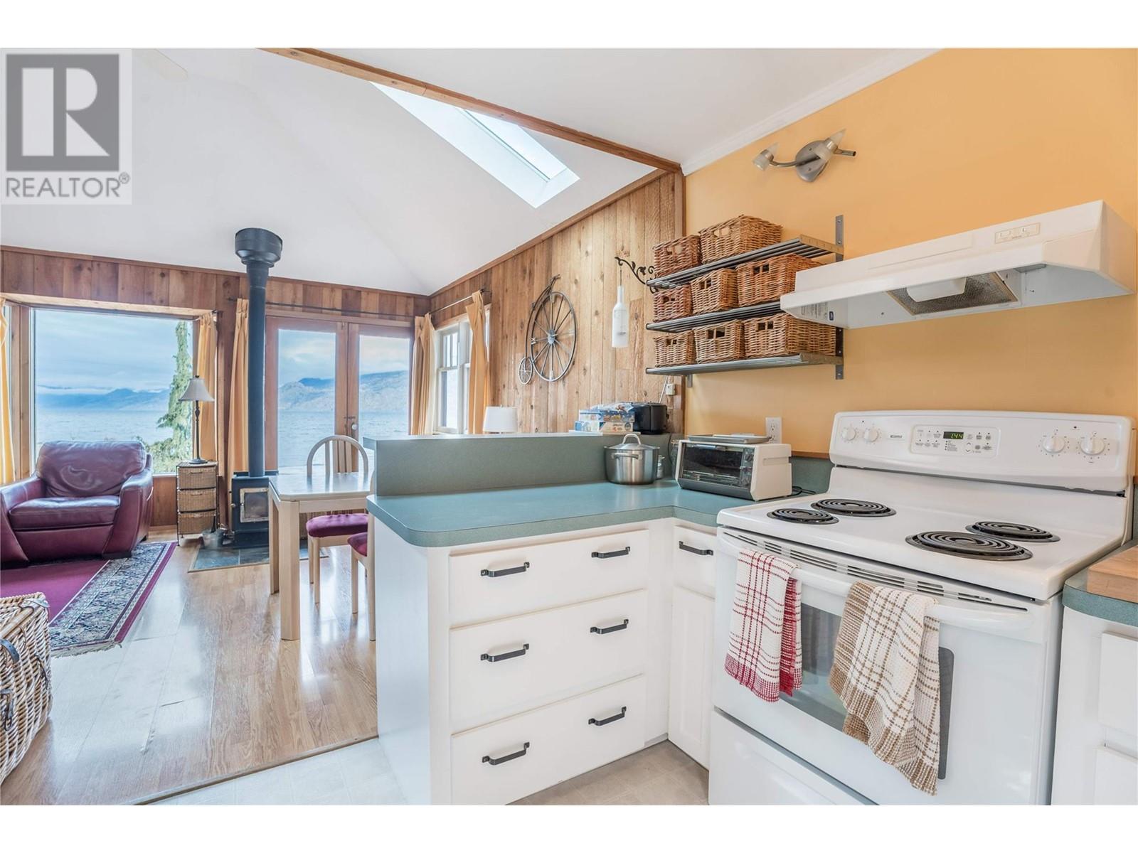  19279 Lakeshore Drive North, Summerland