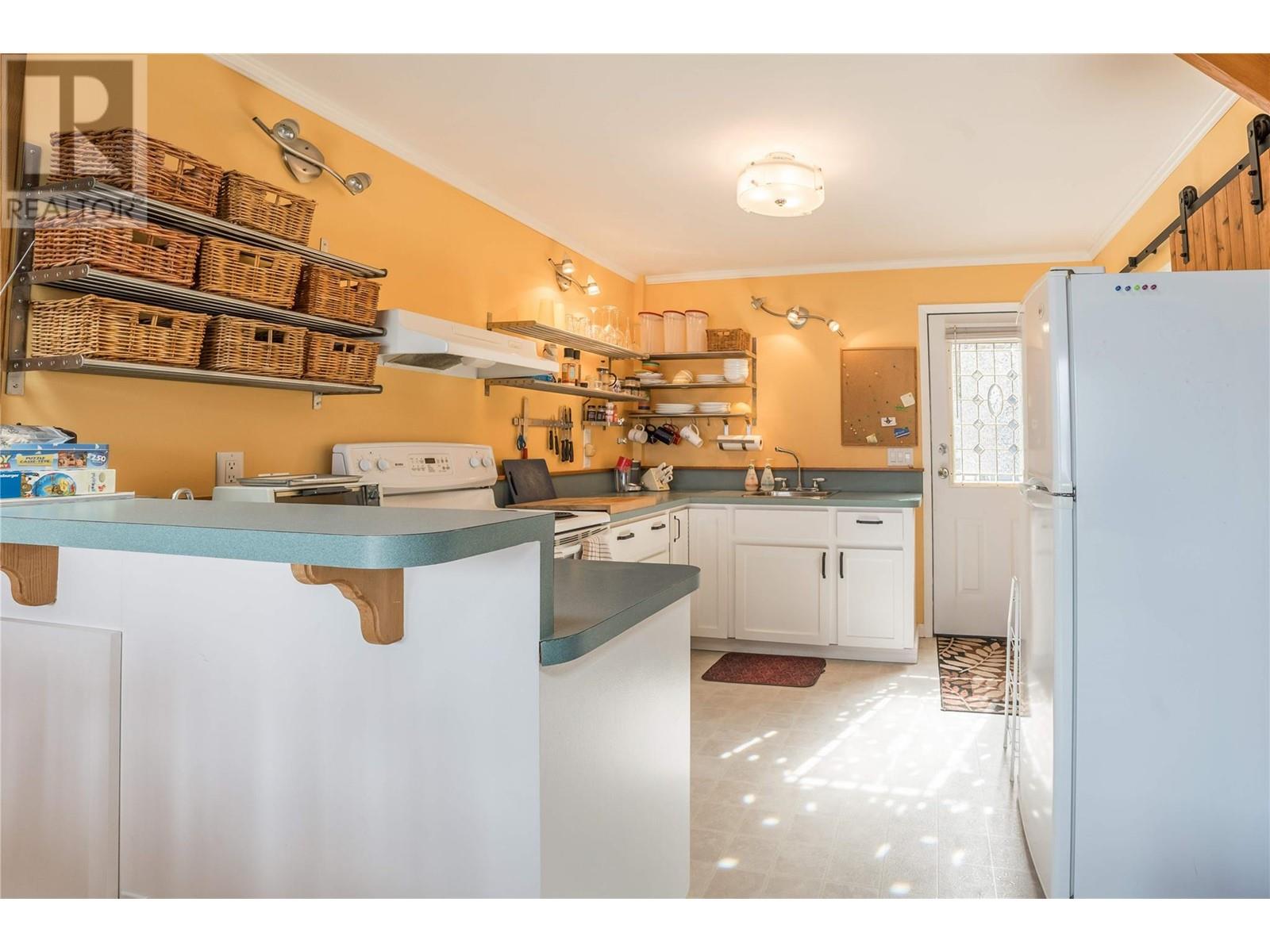  19279 Lakeshore Drive North, Summerland