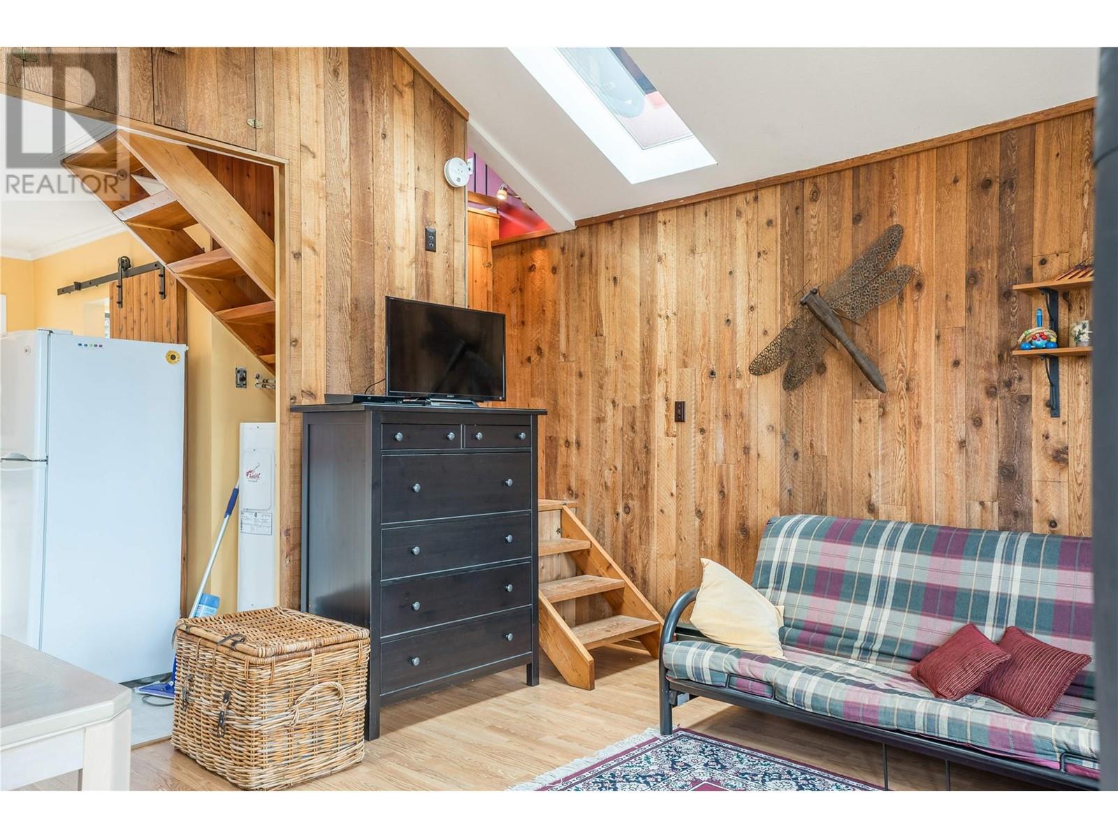  19279 Lakeshore Drive North, Summerland