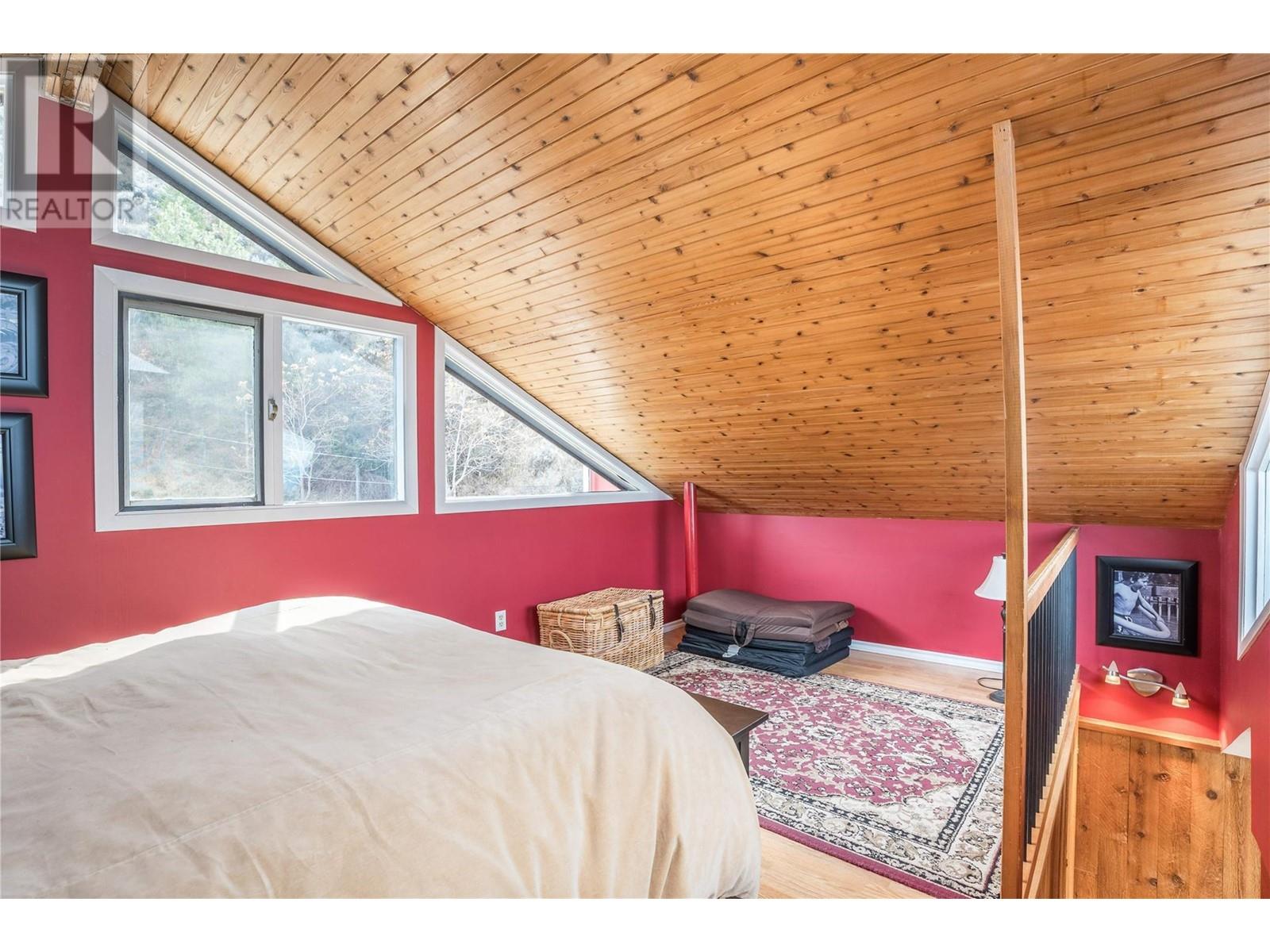 19279 Lakeshore Drive North, Summerland