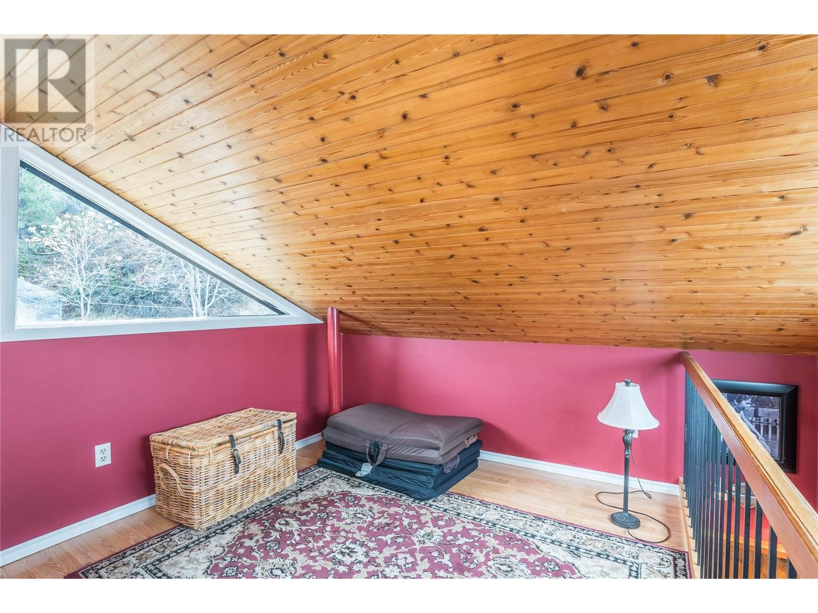  19279 Lakeshore Drive North, Summerland