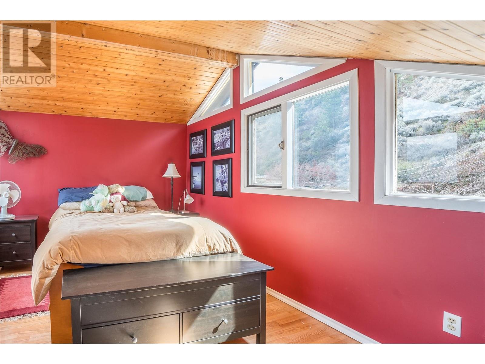  19279 Lakeshore Drive North, Summerland