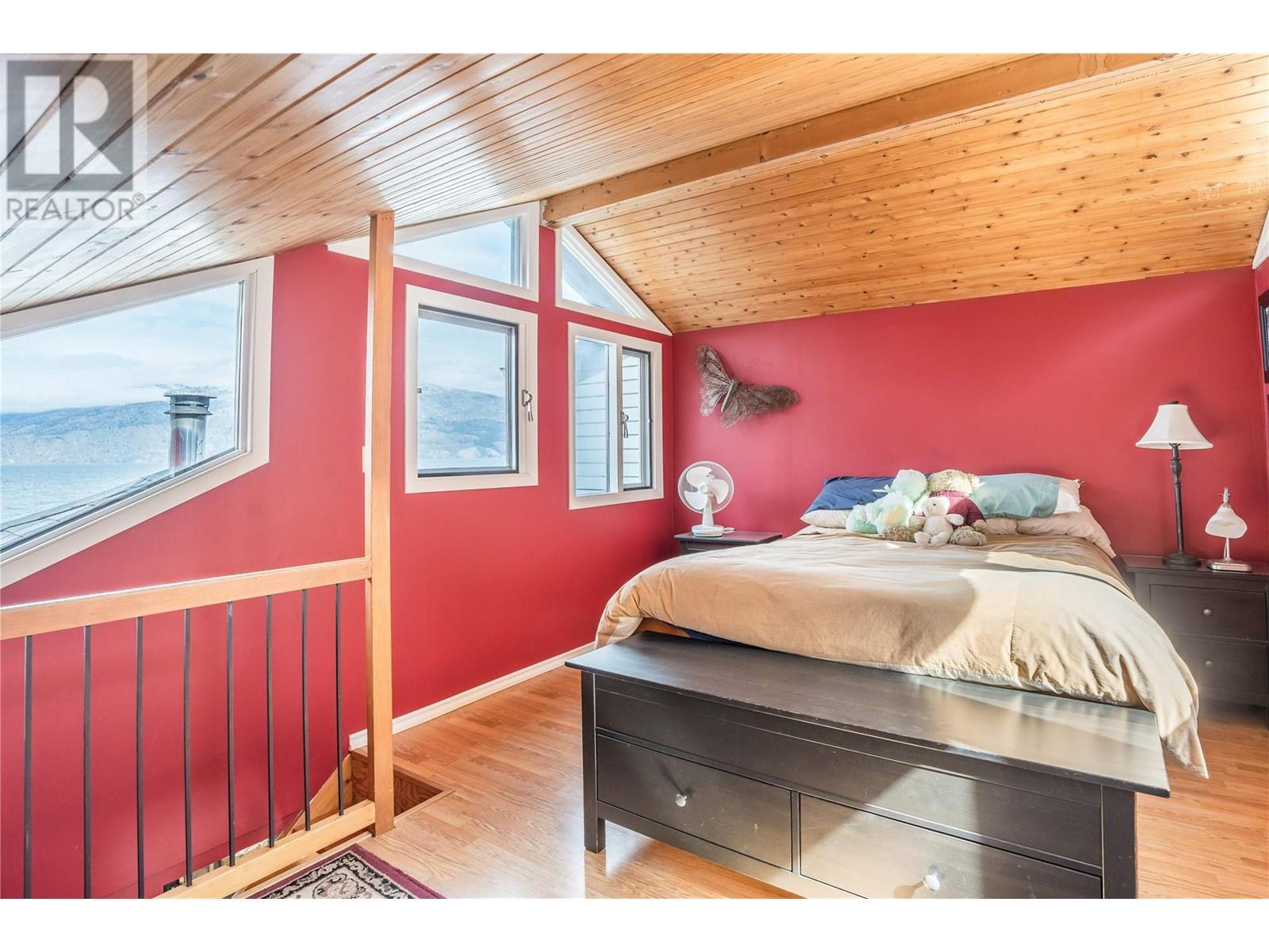  19279 Lakeshore Drive North, Summerland