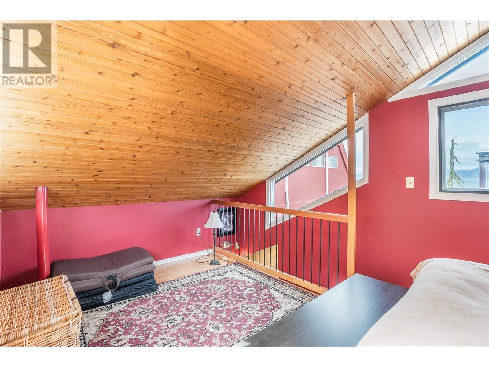  19279 Lakeshore Drive North, Summerland