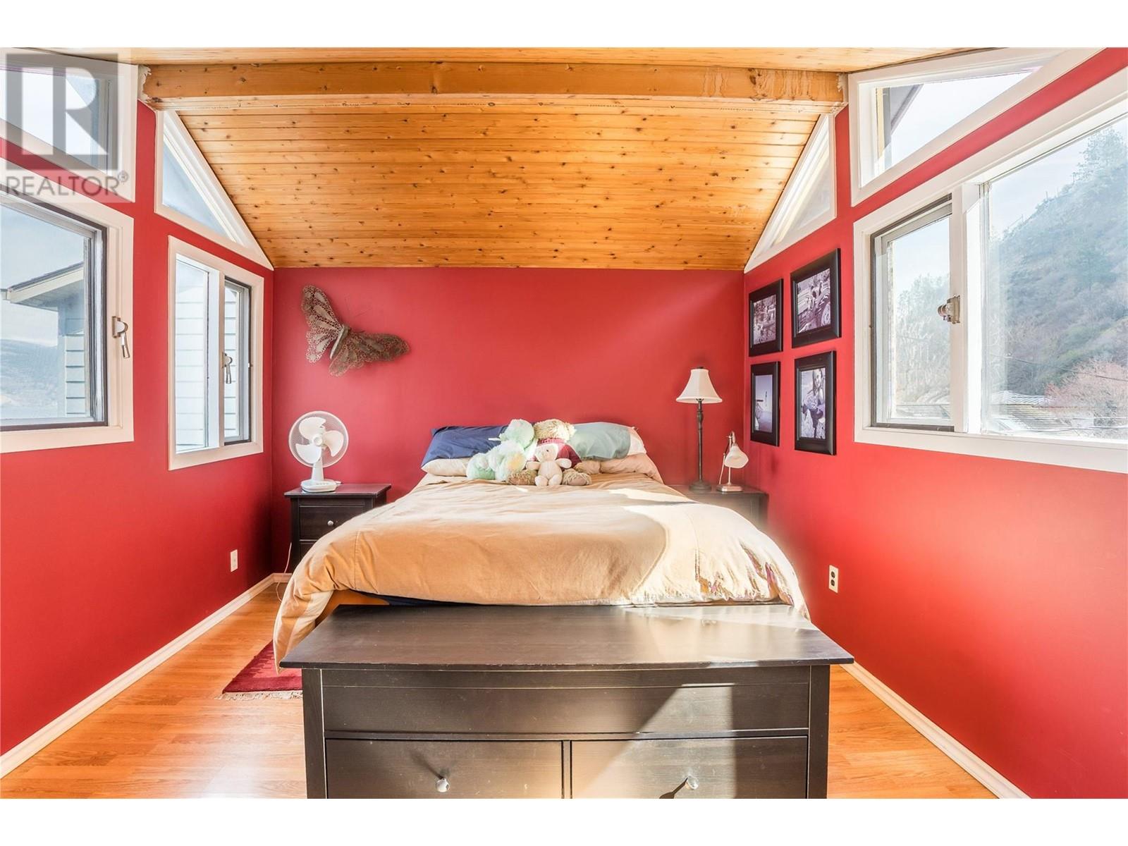  19279 Lakeshore Drive North, Summerland