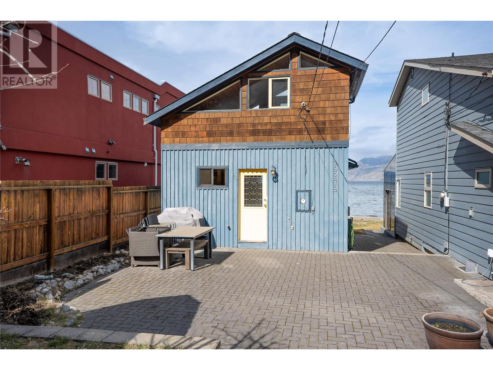  19279 Lakeshore Drive North, Summerland