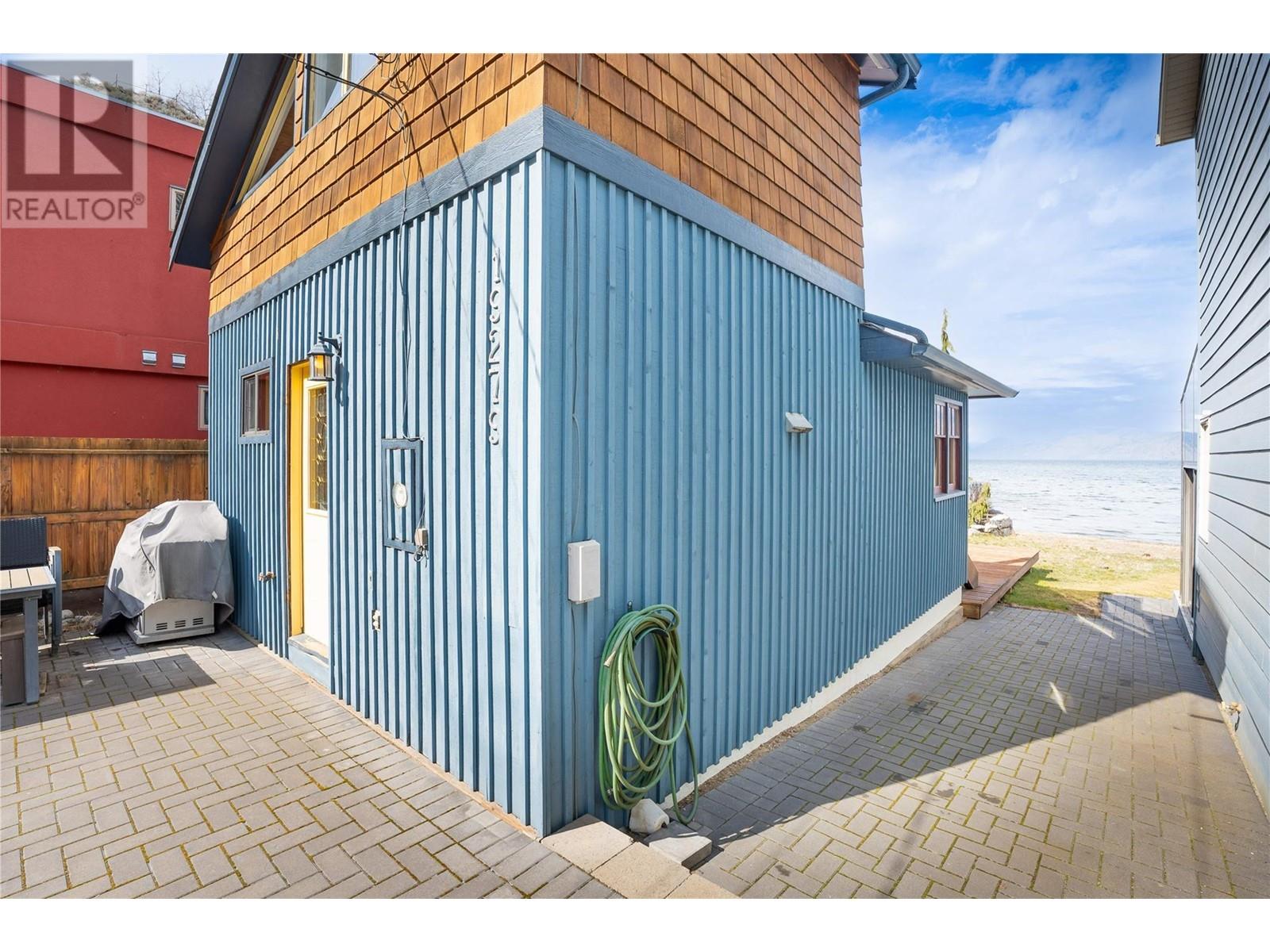  19279 Lakeshore Drive North, Summerland