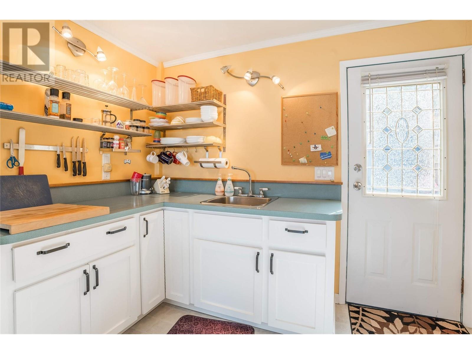  19279 Lakeshore Drive North, Summerland