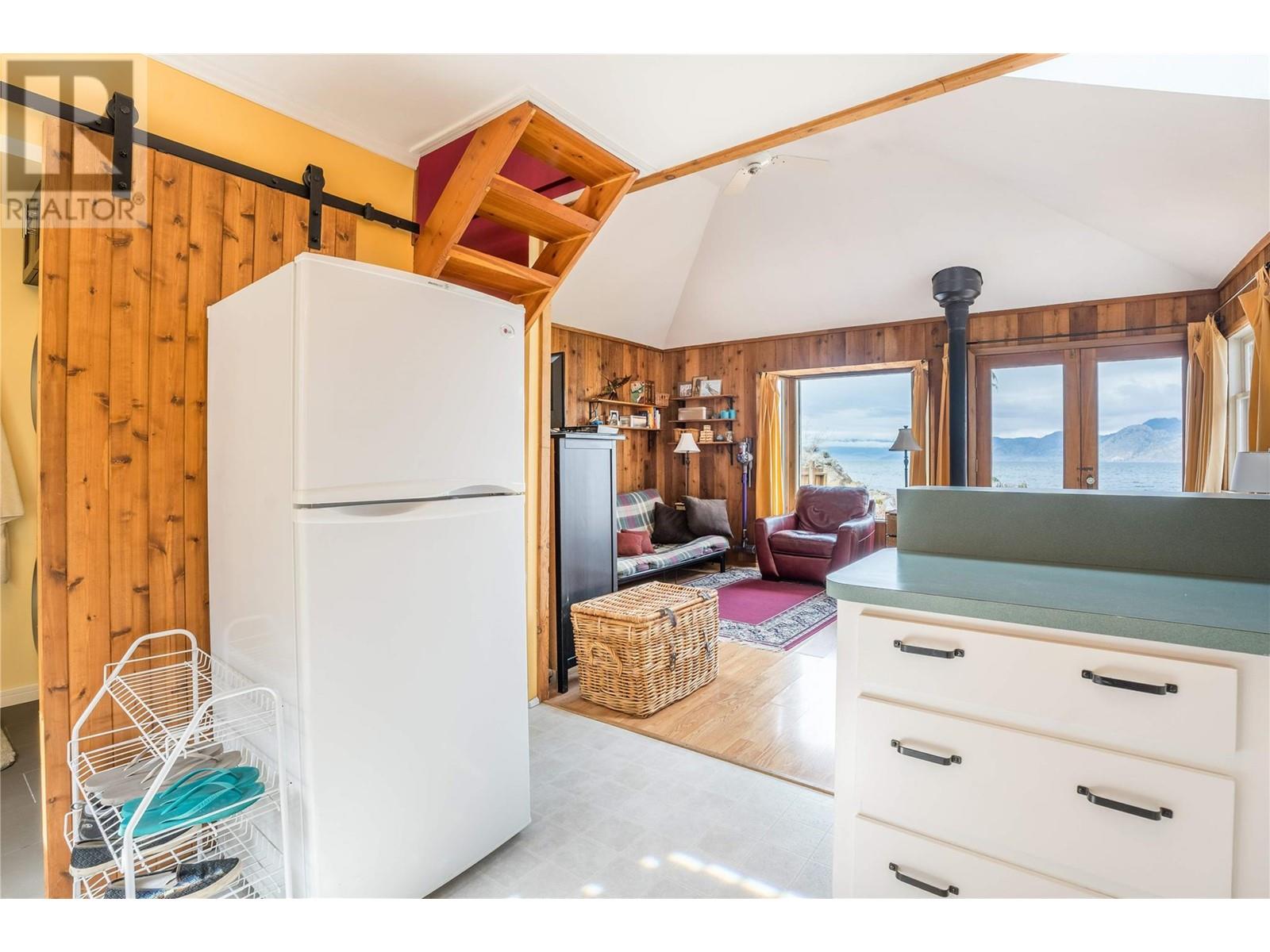  19279 Lakeshore Drive North, Summerland