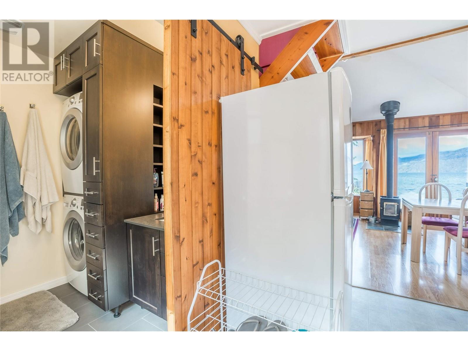  19279 Lakeshore Drive North, Summerland