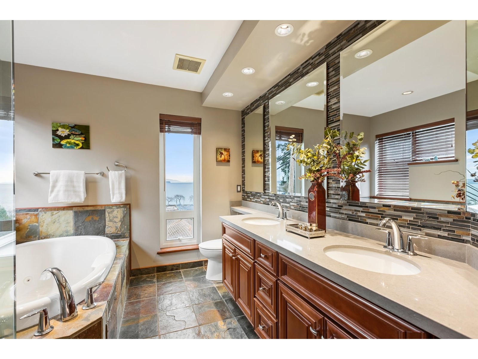 1235 OXFORD STREET, White Rock real estate listing R2983043